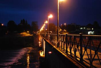 Vue nocturne du pont canal de Digoin, près de l'hôtel Entre Mer et Montagne