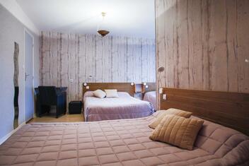 Les chambres pour 6 personnes de l'hôtel Entre Mer et Montagne sont idéales pour les groupes et les familles